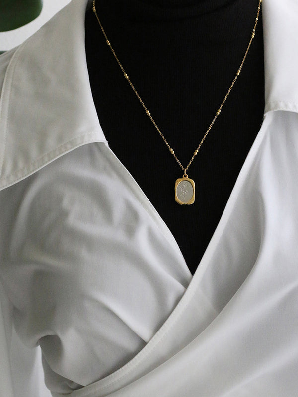 Kabartmalı Gül Kare Kolye 