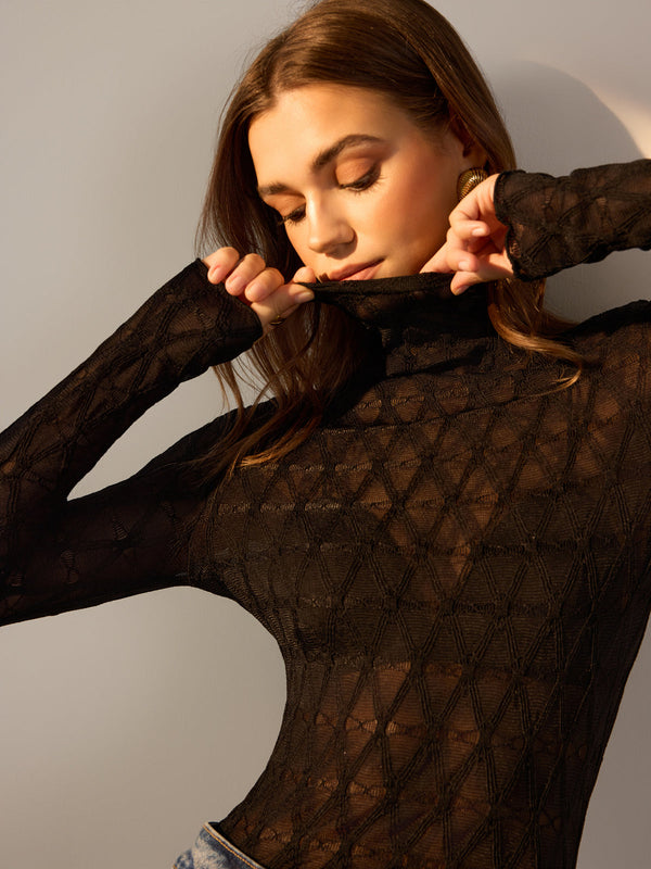 Marul Kenarlı Yarı Şeffaf Dokulu Tişört 