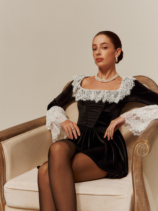 Dantel Kenarlı Kadife Kısa Elbise 