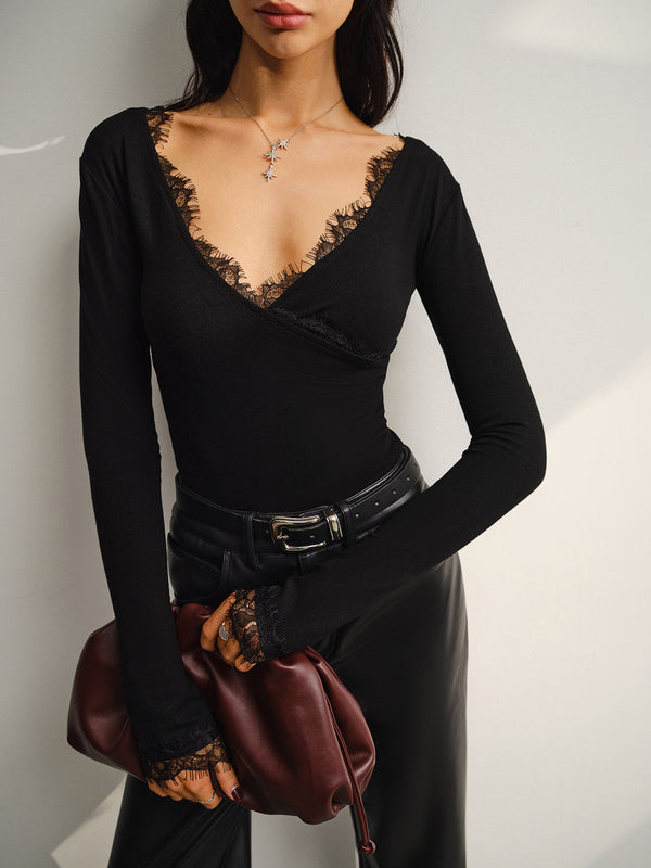 V Yaka Dantel Kenarlı Dar Tişört 