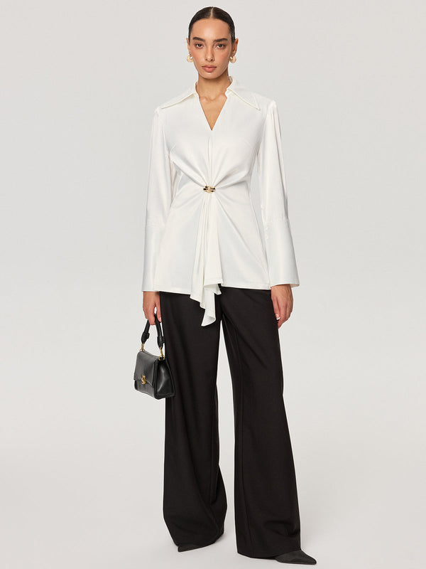 Metal Detaylı Sıkı Saten V Yaka Bluz 